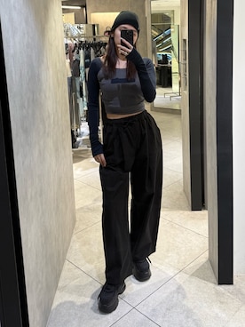 「EMODA（エモダ）のレザーパッチニットキャップ（ニットキャップ/ビーニー、ブラック系）」を使った、菅谷レイナさん（レディース・168cm）の春コーディネート