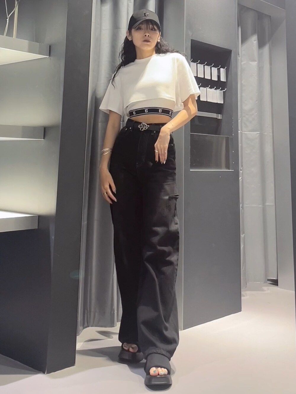 ホワイト系のTシャツ/カットソー、ブラック系のデニムパンツ、ブラック系のサンダルを着用したレディースの夏コーディネートの1枚目の写真