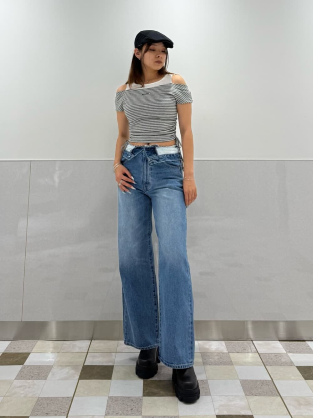 ブラック系のブーツ、グレー系のTシャツ/カットソー、ブルー系のデニムパンツを着用したレディースの夏コーディネートの1枚目の写真