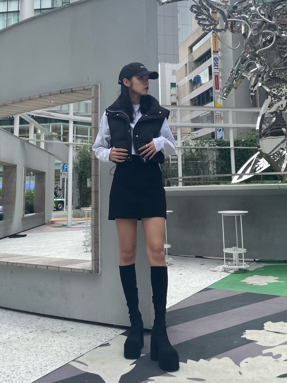 ブラック系のスカート、その他のブーツ、グレー系のTシャツ/カットソーを着用したレディースの秋コーディネートの1枚目の写真