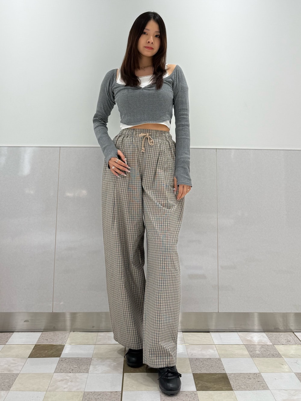 グレー系のTシャツ/カットソー、ベージュ系のその他パンツ、ブラック系のスニーカーを着用したレディースの春コーディネートの1枚目の写真