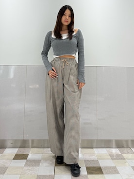 「EMODA（エモダ）のタンクレイヤードスキントップス（Tシャツ/カットソー、グレー系）」を使った、菅谷レイナさん（レディース・168cm）の春コーディネート