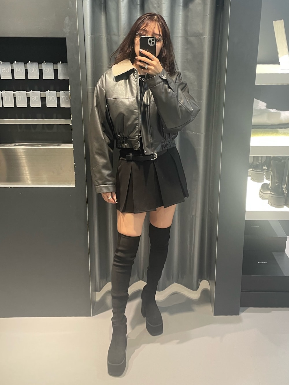 グレー系のブルゾン、ブラック系のTシャツ/カットソー、ブラック系のスカートを着用したレディースの冬コーディネートの1枚目の写真