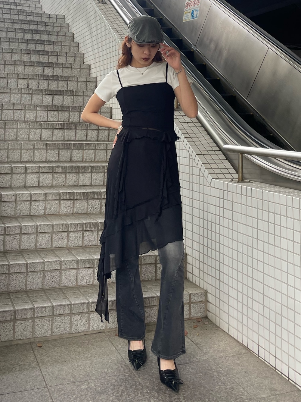 「EMODA、モノトーン、モノトーンコーデ、高身長女子、高身長コーデ、骨格ストレート、モード、モードカジュアル、レイヤードスタイル、Tシャツ、キャミソール、スカート、デニム、デニムコーデ、グラデーション」｜「EMODAのスタッズベルトハンチングキャップ（ハンチング/ベレー帽、グレー系）」を使った、菅谷レイナさん（骨格ストレート・レディース・168cm）の春コーディネートの1枚目の写真