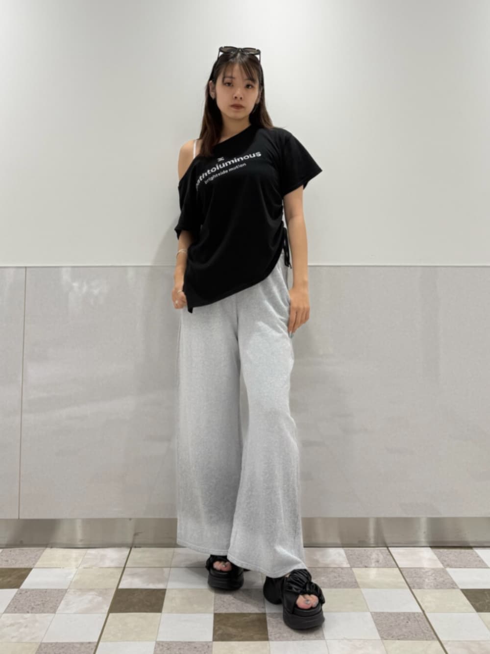 ブラック系のサンダル、グレー系のスウェットパンツ、ブラック系のTシャツ/カットソーを着用したレディースの夏コーディネートの1枚目の写真