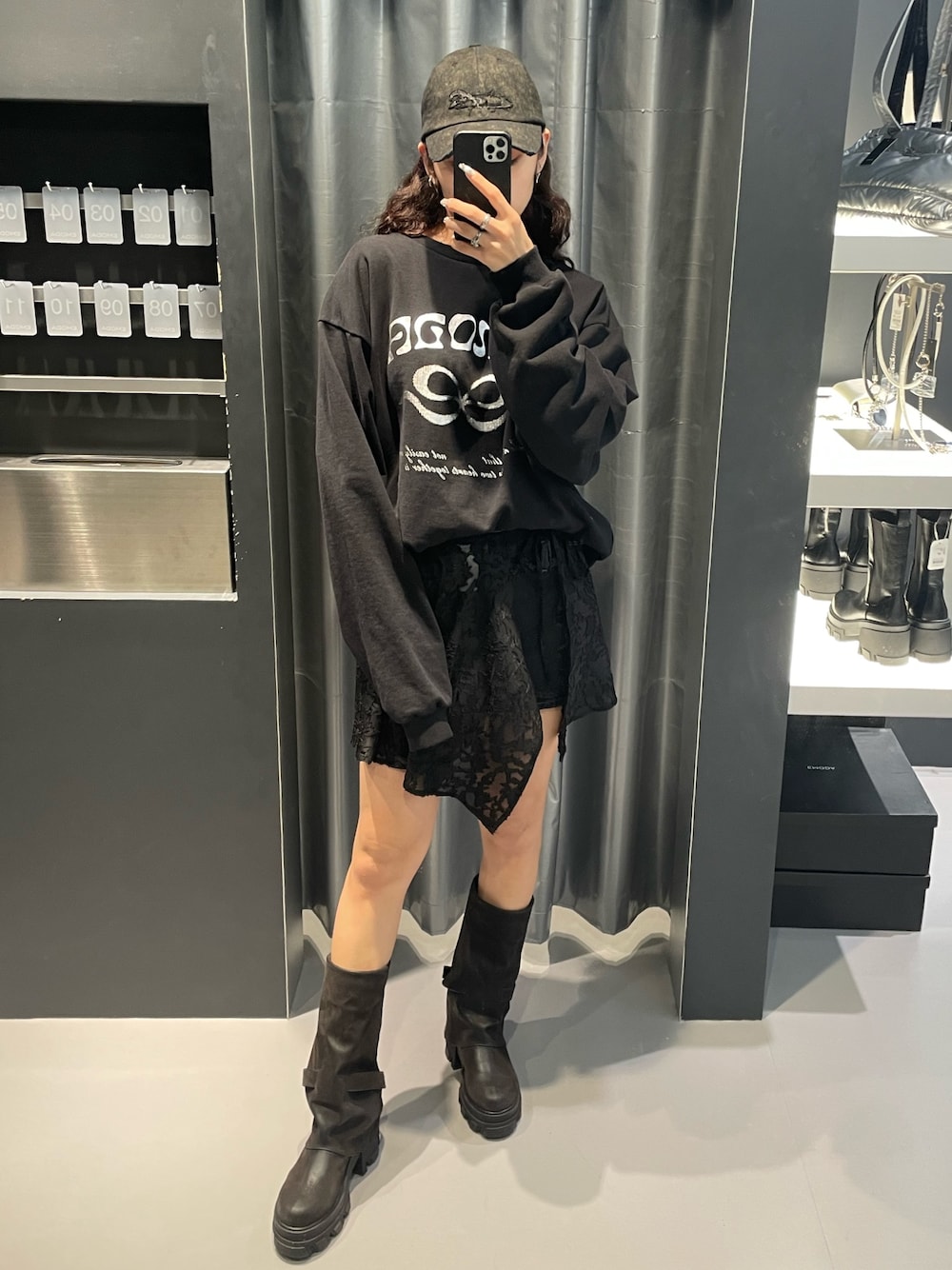 ブラック系のスウェット、ブラック系のスカート、ブラック系のスカートを着用したレディースの冬コーディネートの1枚目の写真