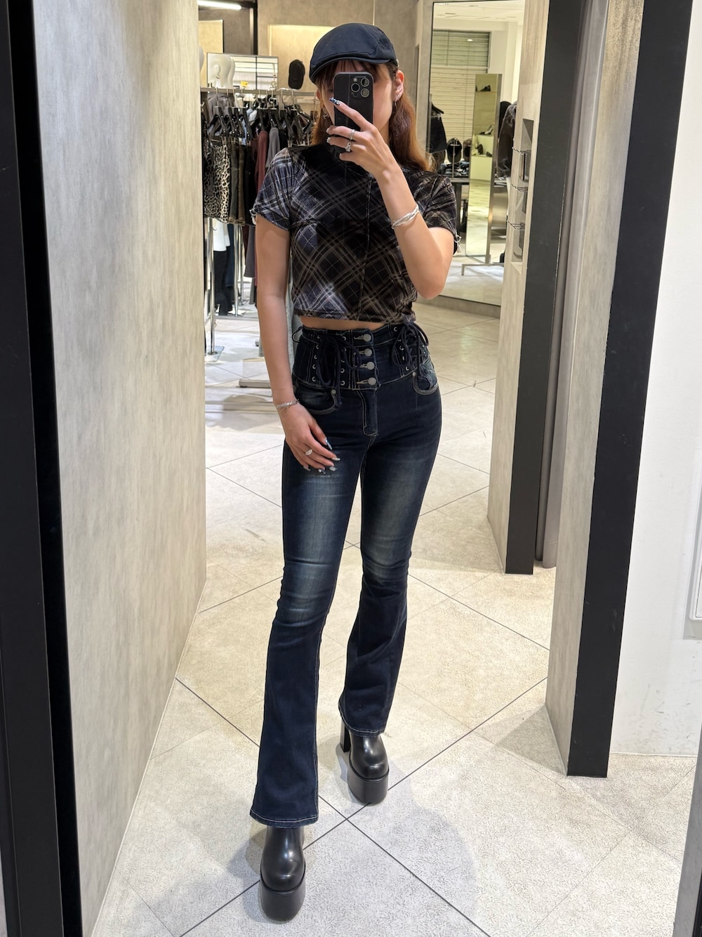 その他のTシャツ/カットソー、ブルー系のデニムパンツ、ブラック系のブーツを着用したレディースの秋コーディネートの1枚目の写真