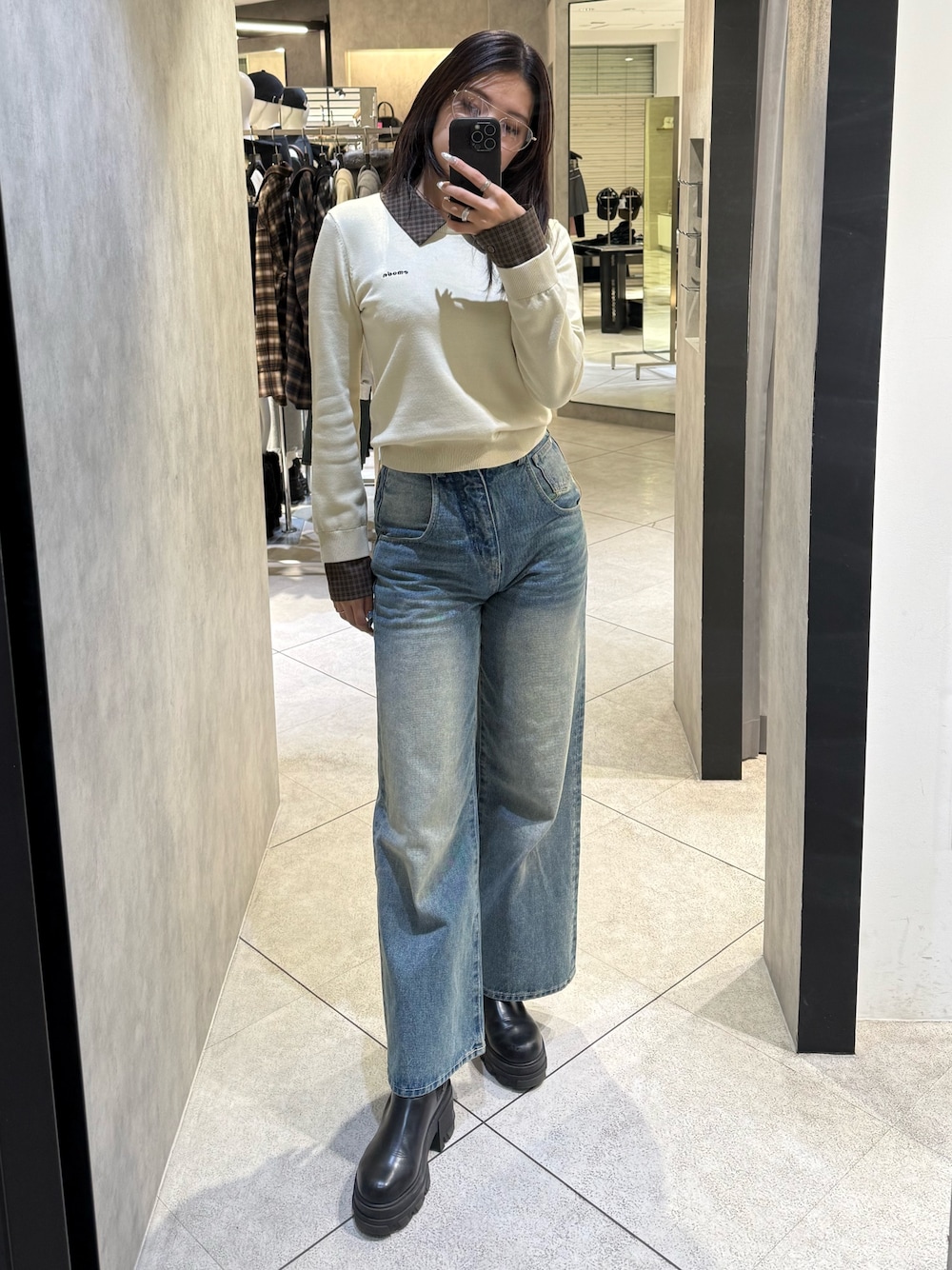 ベージュ系のシャツ/ブラウス、ブルー系のデニムパンツ、ブラック系のブーツを着用したレディースの冬コーディネートの1枚目の写真