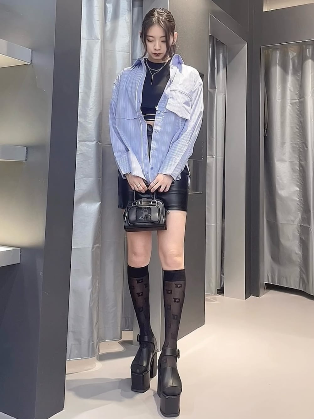 ブラック系のTシャツ/カットソー、ブルー系のシャツ/ブラウス、その他のスカートを着用したレディースの春コーディネートの1枚目の写真