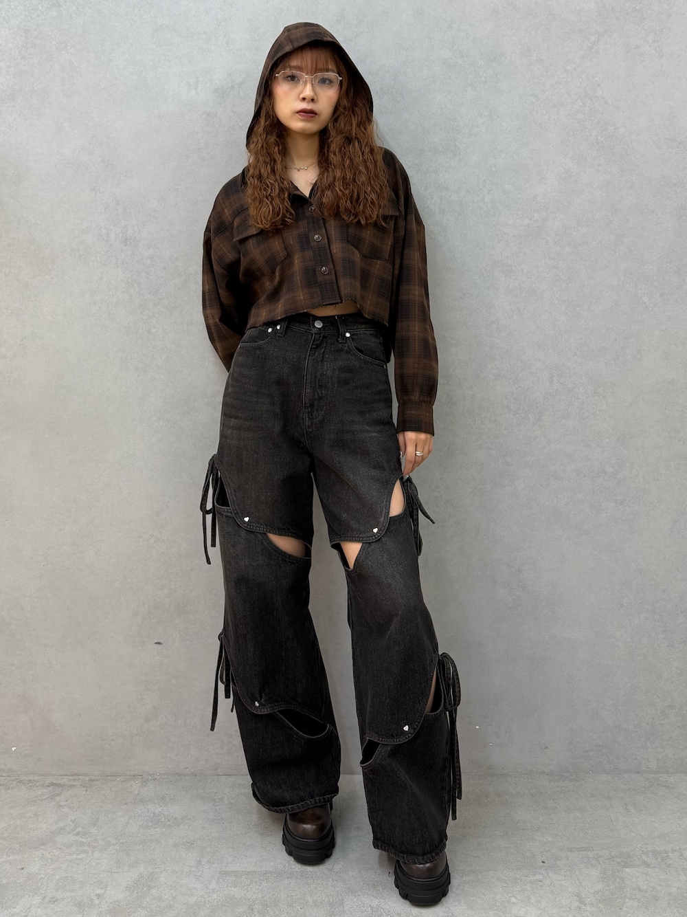 ブラウン系のシャツ/ブラウス、ブラック系のデニムパンツ、ブラウン系のブーツを着用したレディースの夏コーディネートの1枚目の写真