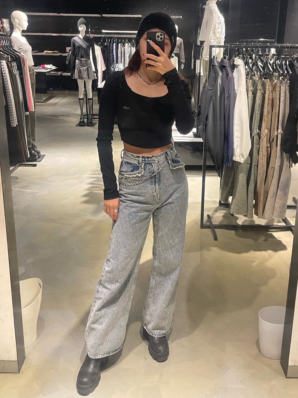 ブラック系のTシャツ/カットソー、ブルー系のデニムパンツ、ブラック系のブーツを着用したレディースの春コーディネートの1枚目の写真