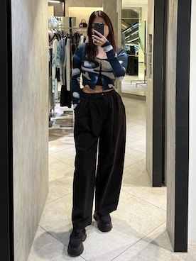 「EMODA（エモダ）の【WEB限定カラー登場！】エアバルキーカットオフスニーカー（スニーカー、ブラック系）」を使った、菅谷レイナさん（レディース・168cm）の春コーディネート