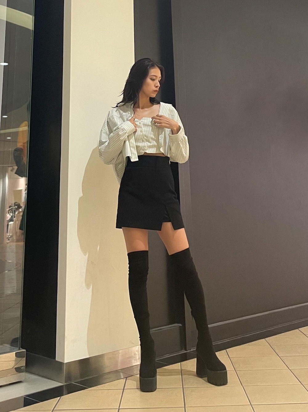 その他のシャツ/ブラウス、ブラック系のスカート、ブラック系のブーツを着用したレディースの夏コーディネートの1枚目の写真