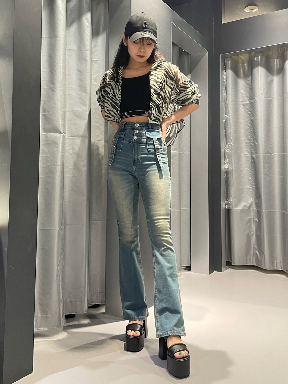 ブラック系のタンクトップ、その他のシャツ/ブラウス、ブルー系のデニムパンツを着用したレディースの夏コーディネートの1枚目の写真