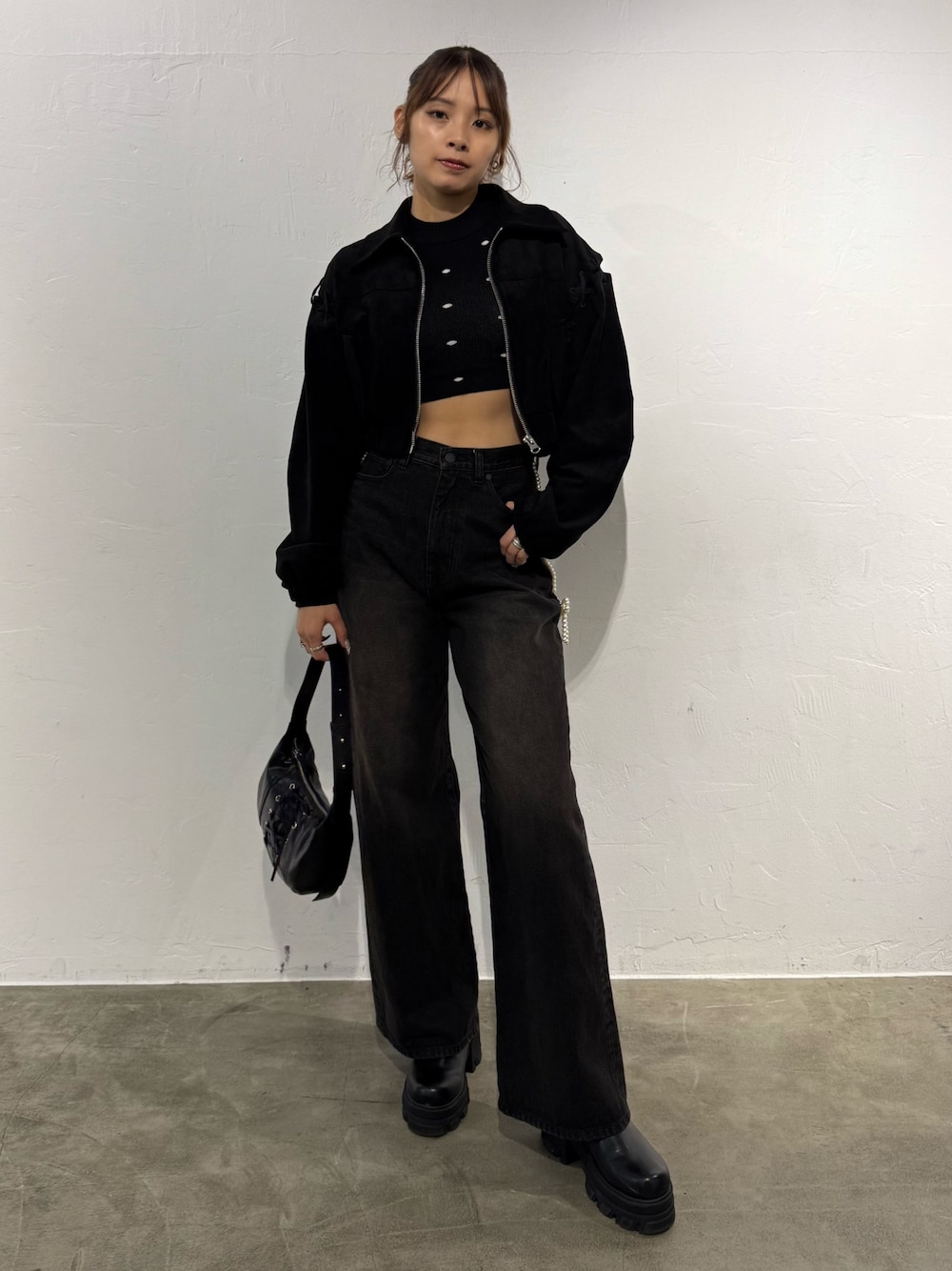 その他のニット/セーター、ブラック系のブルゾン、ブラック系のデニムパンツを着用したレディースの秋コーディネートの1枚目の写真