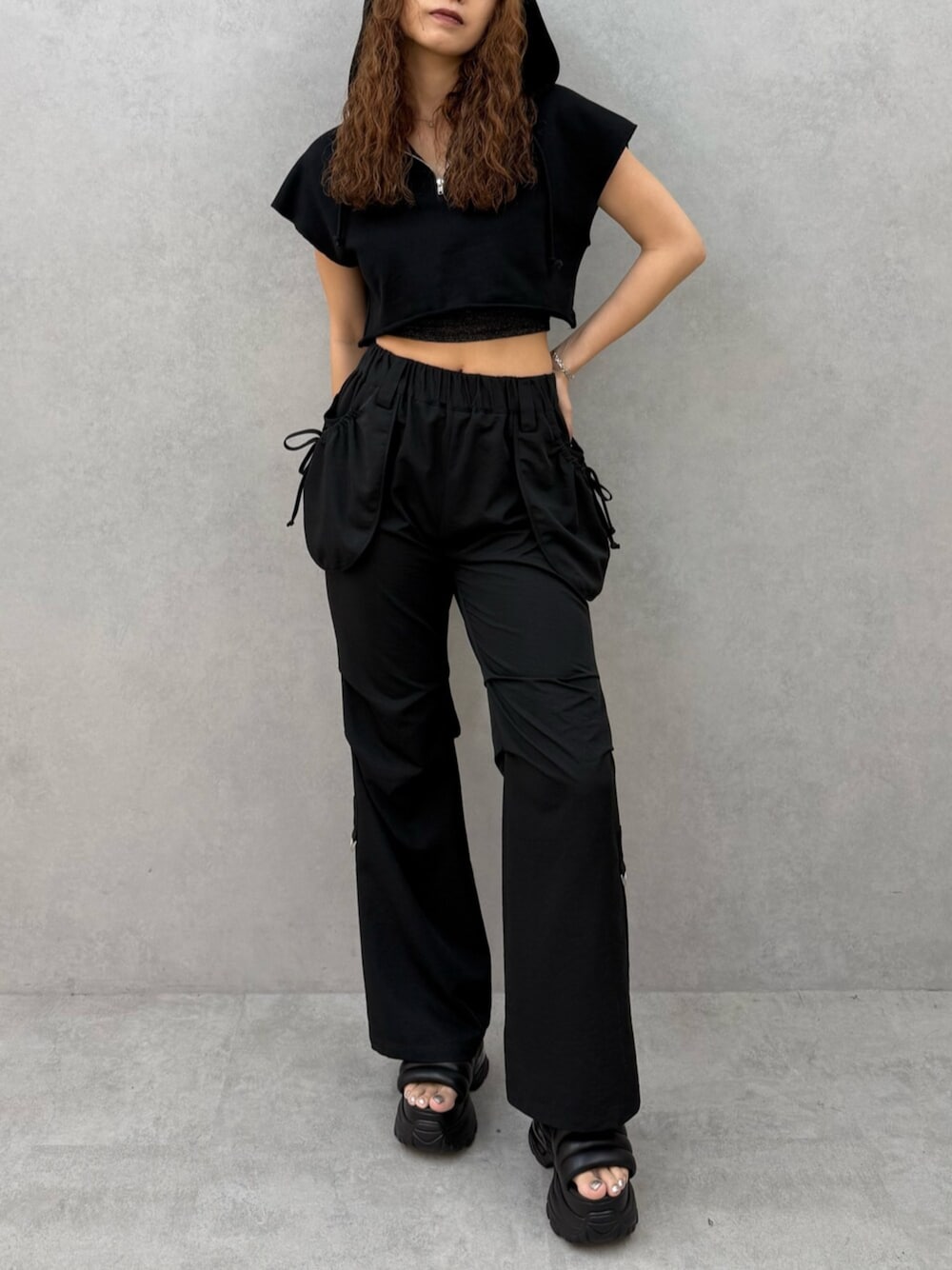 ブラック系のTシャツ/カットソー、ブラック系のサンダル、ブラック系のTシャツ/カットソーを着用したレディースの夏コーディネートの1枚目の写真