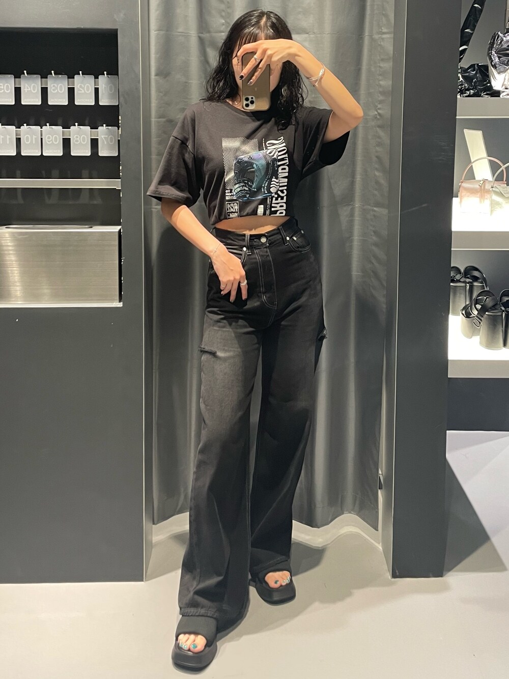 ブラック系のTシャツ/カットソー、ブラック系のデニムパンツ、ブラック系のサンダルを着用したレディースの夏コーディネートの1枚目の写真