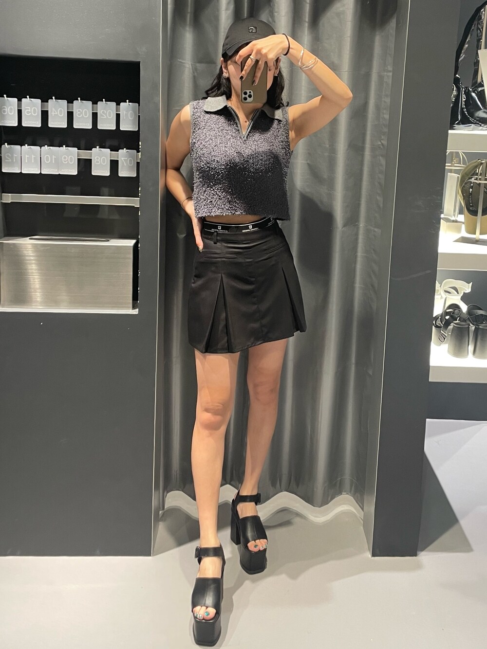 グレー系のタンクトップ、ブラック系のスカート、ブラック系のサンダルを着用したレディースの夏コーディネートの1枚目の写真