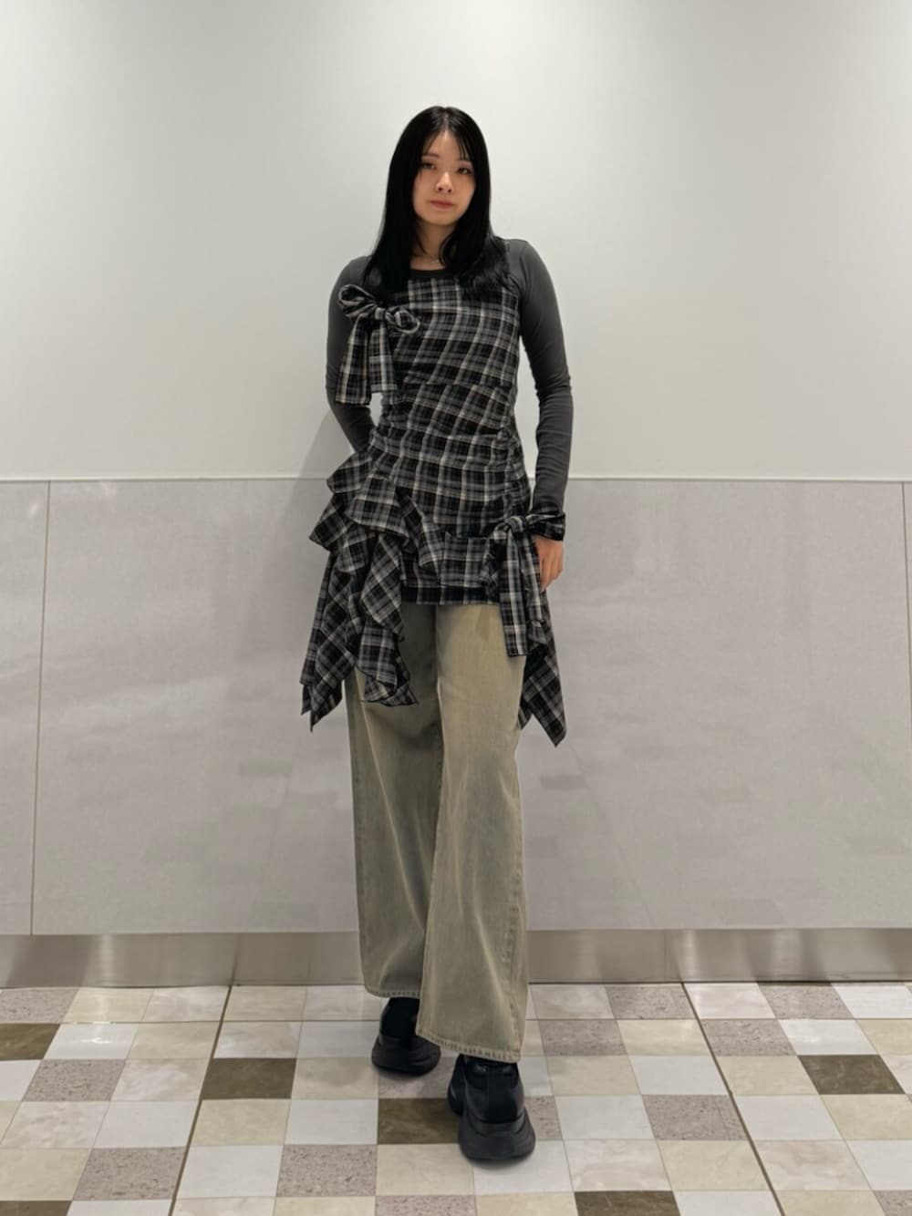 グレー系のTシャツ/カットソー、ブラック系のワンピース、ブラウン系のデニムパンツを着用したレディースの夏コーディネートの1枚目の写真