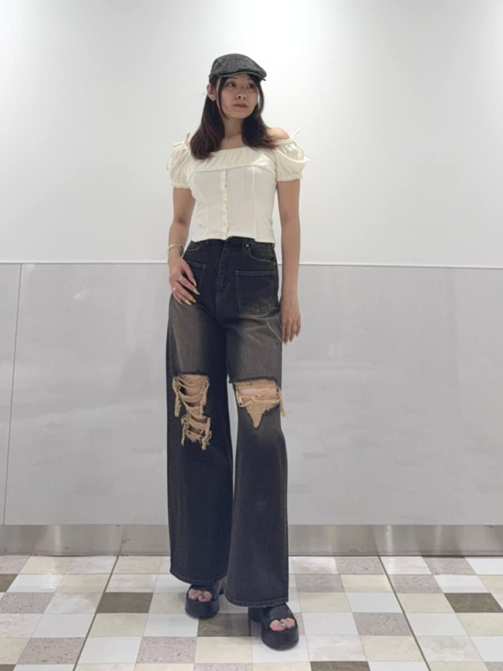 ブラック系のサンダル、ホワイト系のTシャツ/カットソー、ブラック系のデニムパンツを着用したレディースの夏コーディネートの1枚目の写真