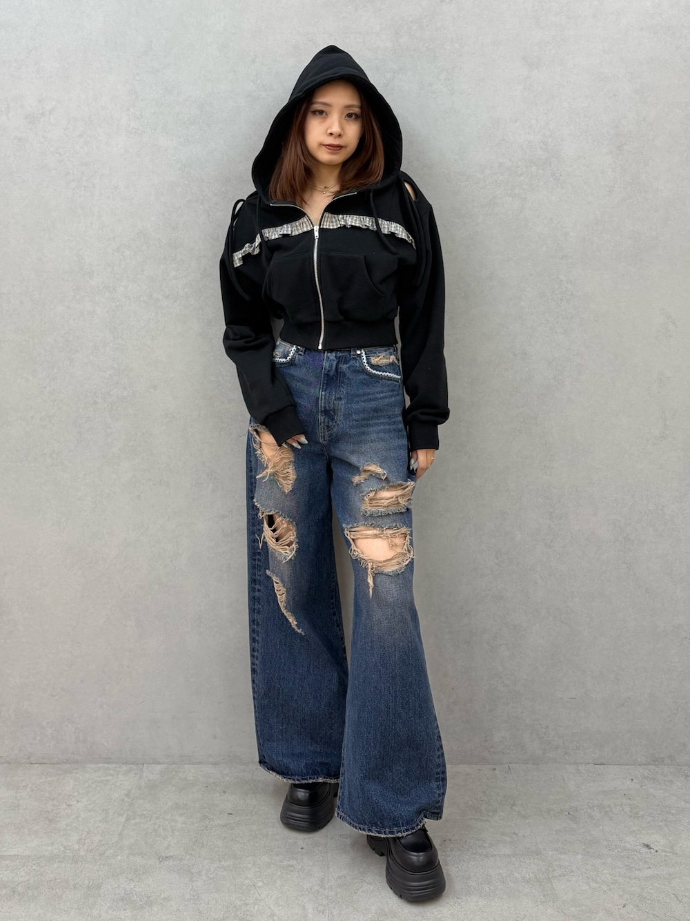 ブラック系のパーカー、ブルー系のデニムパンツ、ブラック系のローファーを着用したレディースの冬コーディネートの1枚目の写真