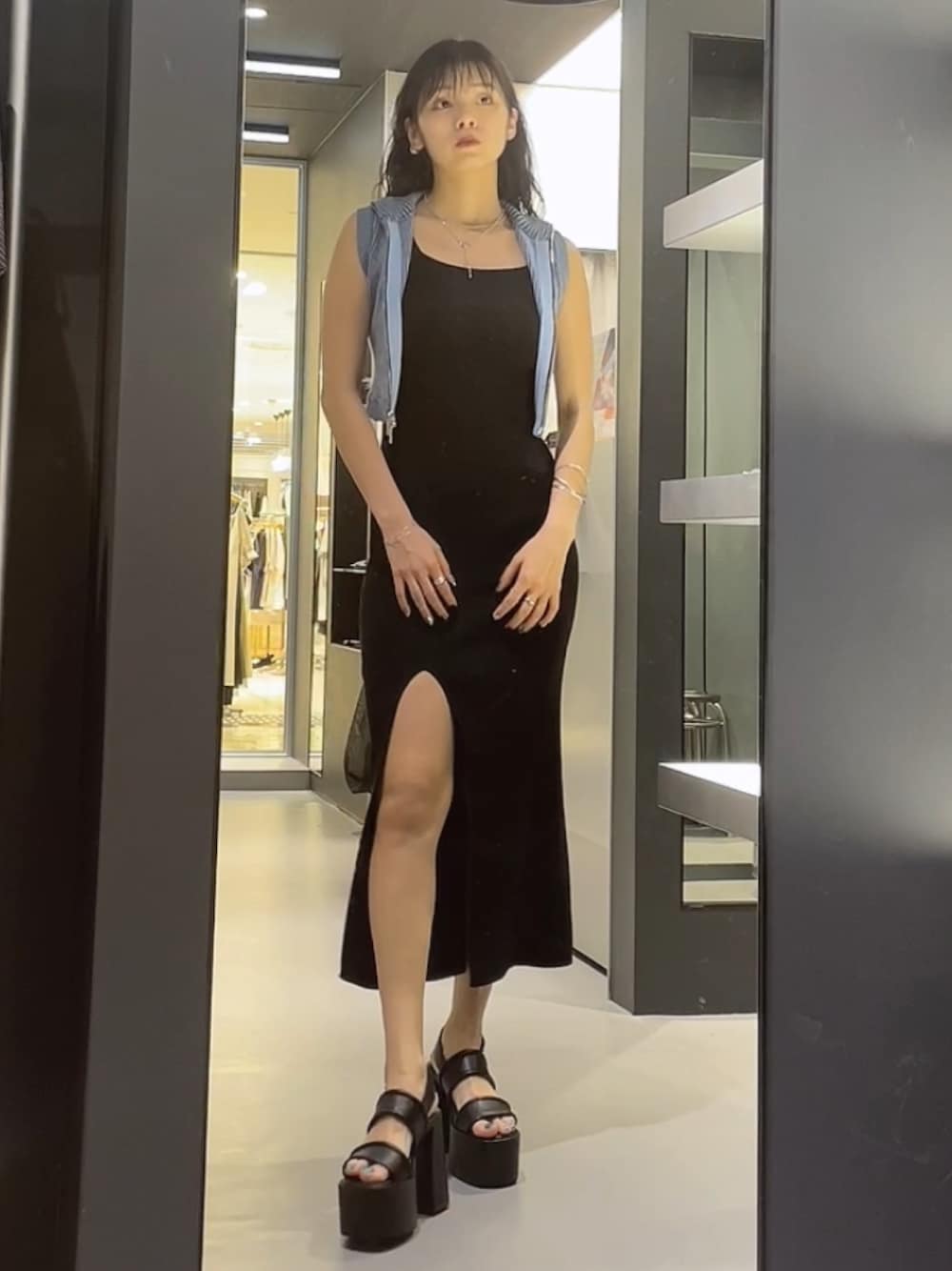 ブルー系のニット/セーター、ブラック系のワンピース、ブラック系のサンダルを着用したレディースの夏コーディネートの1枚目の写真