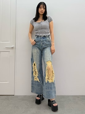 「EMODA（エモダ）のレースクラッシュルーズジーンズ（デニムパンツ、ブルー系）」を使った、菅谷レイナさん（レディース・168cm）の春コーディネート