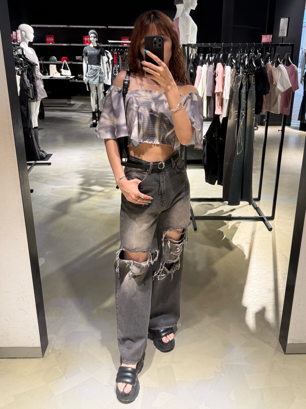 ベージュ系のTシャツ/カットソー、ブラック系のハンドバッグ、ブラック系のデニムパンツを着用したレディースの夏コーディネートの1枚目の写真