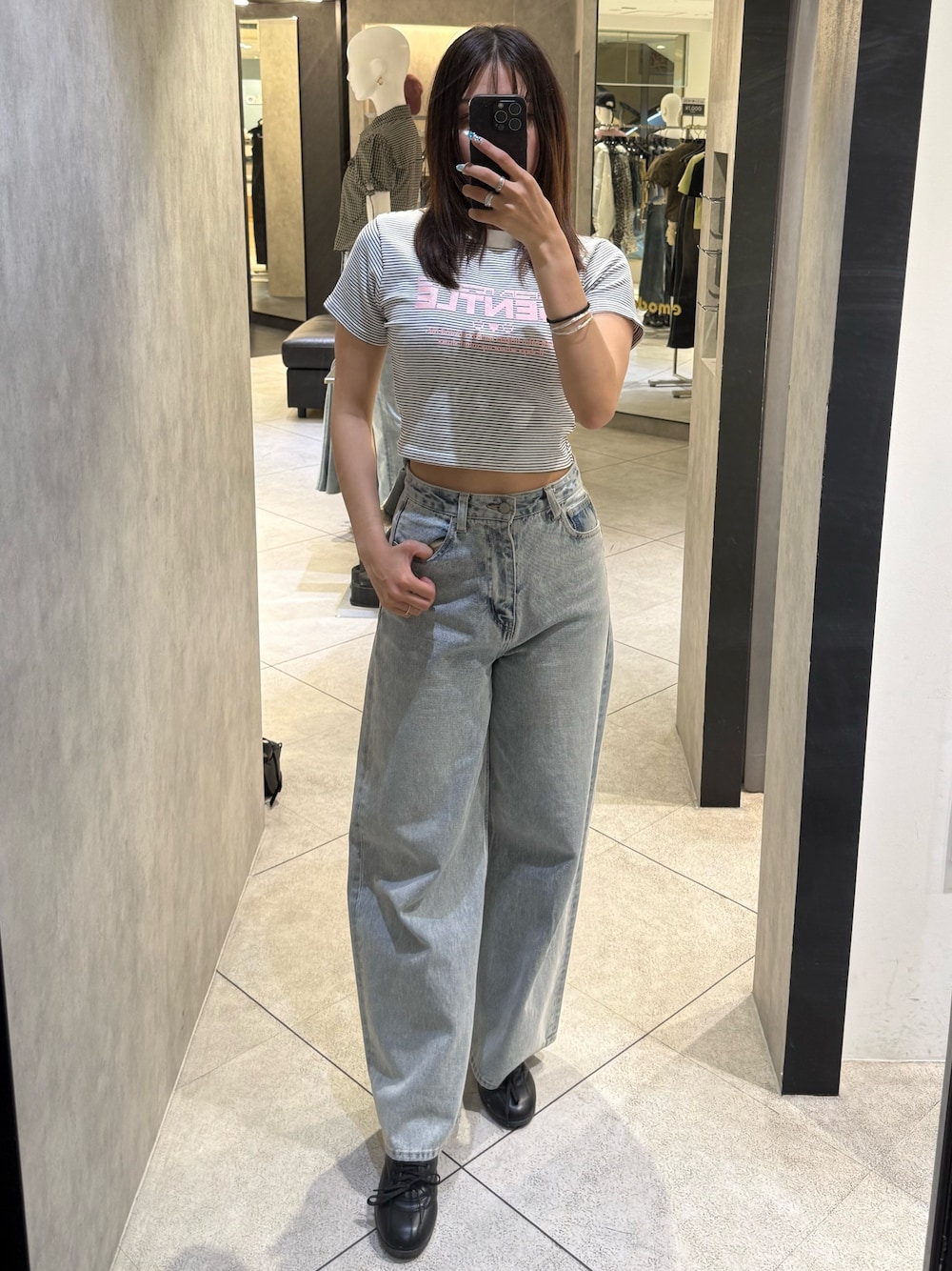 ホワイト系のTシャツ/カットソー、ブルー系のデニムパンツ、ブラック系のスニーカーを着用したレディースの春コーディネートの1枚目の写真