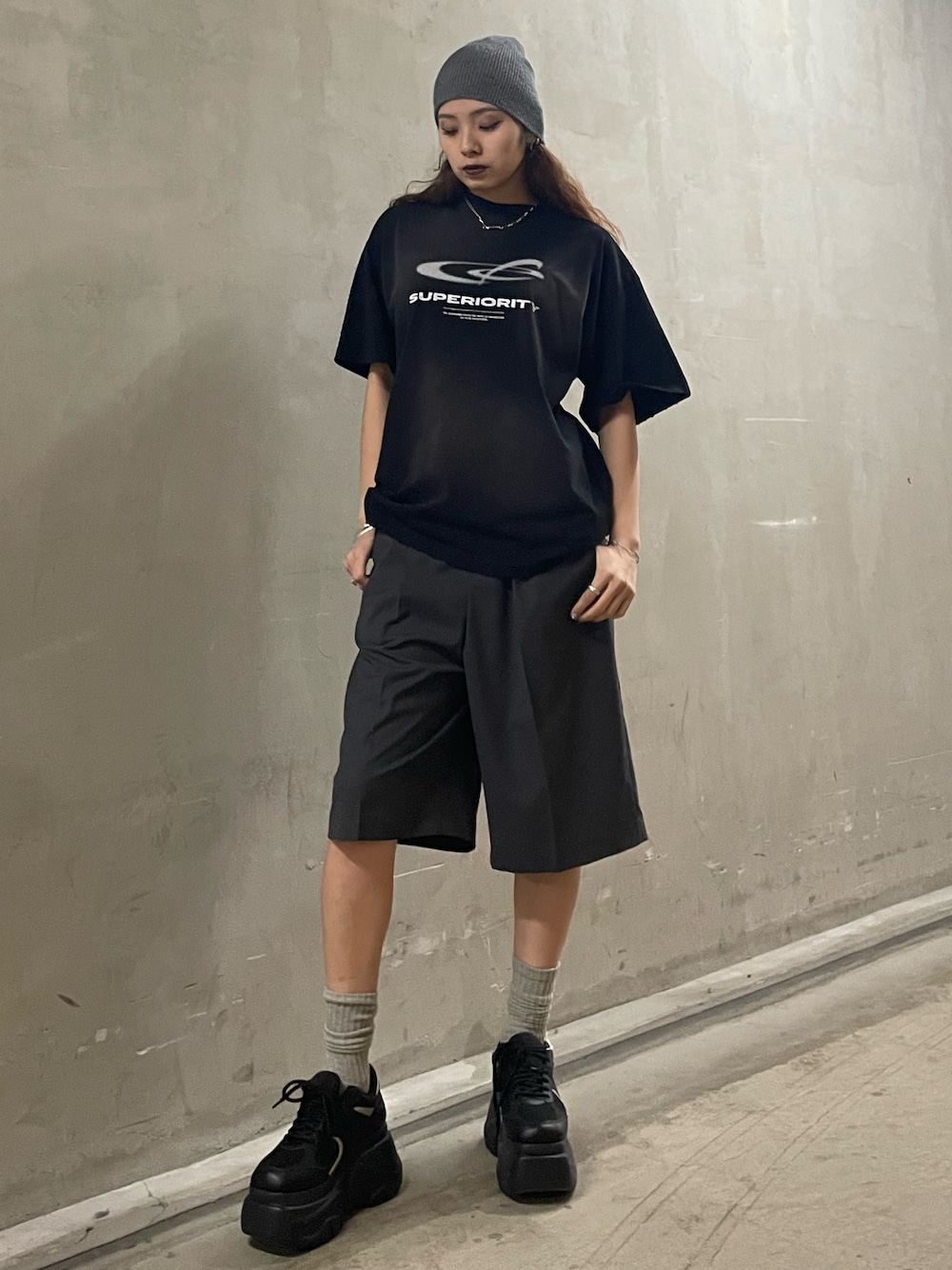 「EMODA、モノトーン、モノトーンコーデ、高身長女子、高身長コーデ、春夏コーデ、夏コーデ、カジュアルコーデ、ビーニー、Tシャツ、ハーフパンツ、厚底スニーカー、厚底シューズ、お出かけコーデ、パンツコーデ」｜「EMODAのスペイシーEプレートビーニー（ニットキャップ/ビーニー、グレー系）」を使った、菅谷レイナさん（骨格ストレート・レディース・168cm）の春コーディネートの1枚目の写真