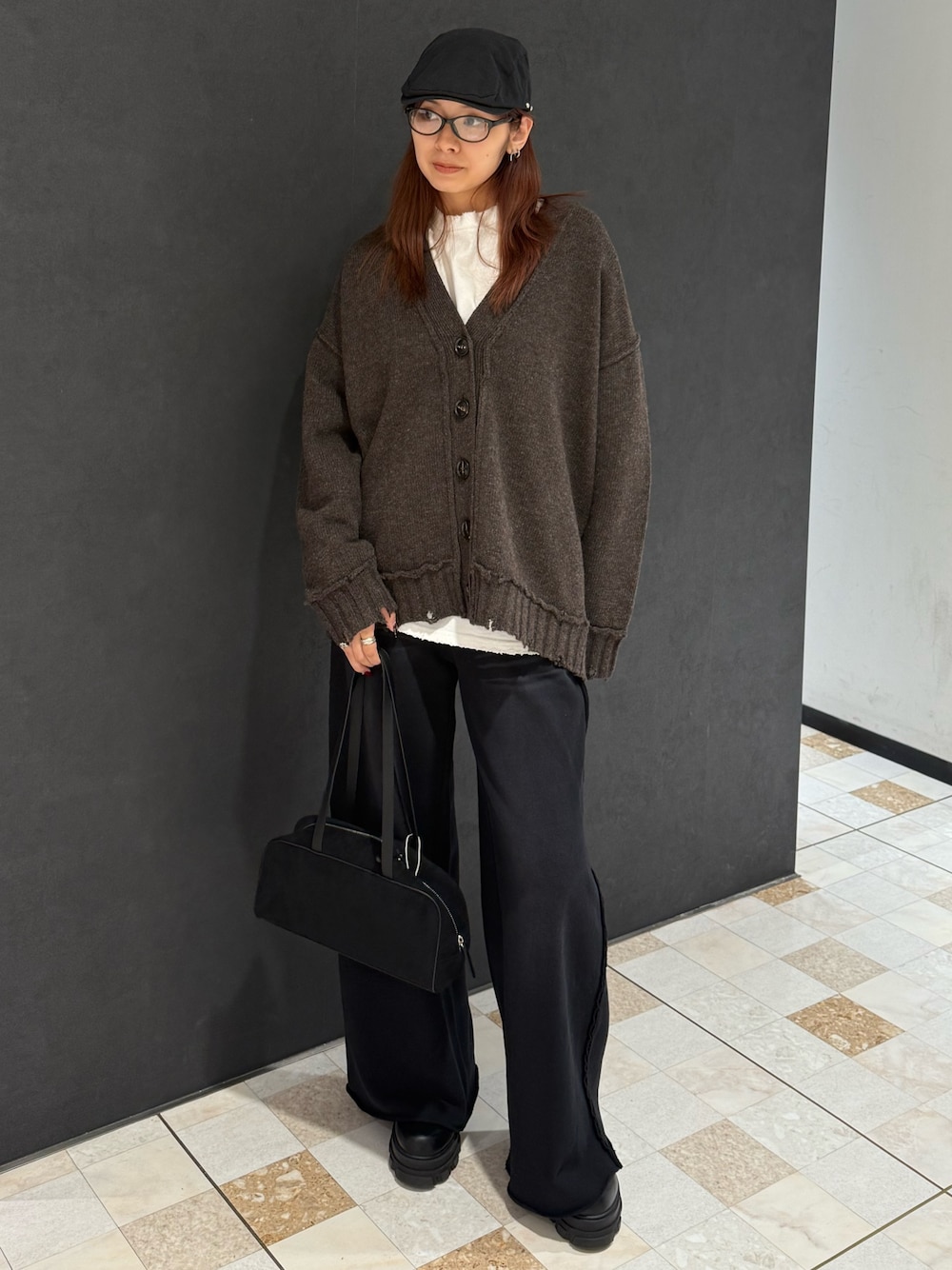 ホワイト系のTシャツ/カットソー、ブラウン系のカーディガン/ボレロ、ブラック系のスウェットパンツを着用したレディースの秋コーディネートの1枚目の写真