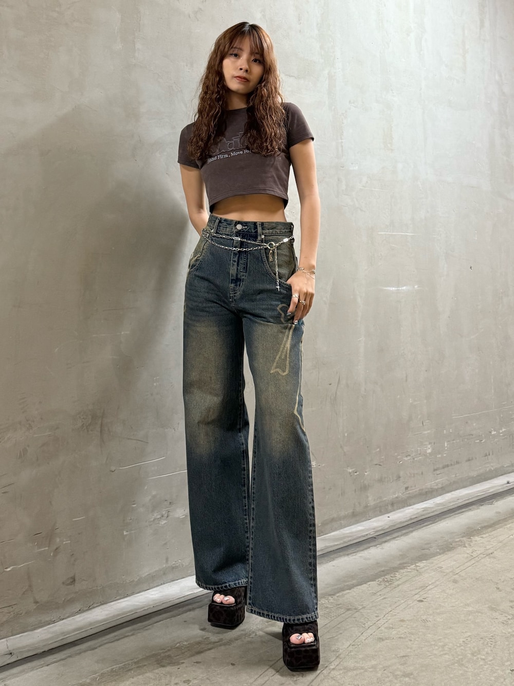 ブラウン系のTシャツ/カットソー、ブルー系のデニムパンツ、ブラウン系のサンダルを着用したレディースの夏コーディネートの1枚目の写真