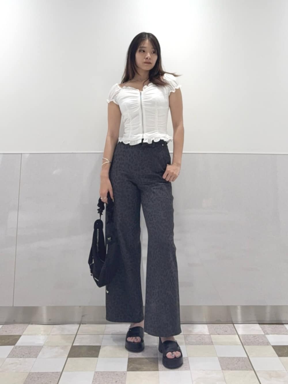 ブラック系のショルダーバッグ、ホワイト系のシャツ/ブラウス、グレー系のその他パンツを着用したレディースの夏コーディネートの1枚目の写真