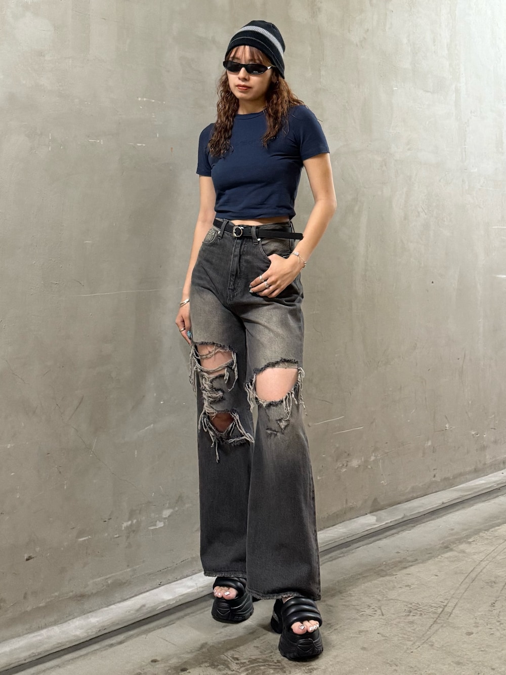 ブルー系のTシャツ/カットソー、ブラック系のデニムパンツ、ブラック系のサンダルを着用したレディースの夏コーディネートの1枚目の写真