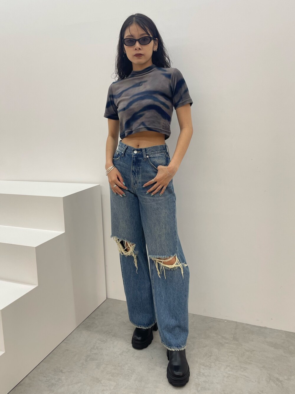 その他のTシャツ/カットソー、ブルー系のデニムパンツ、ブラック系のブーツを着用したレディースの夏コーディネートの1枚目の写真