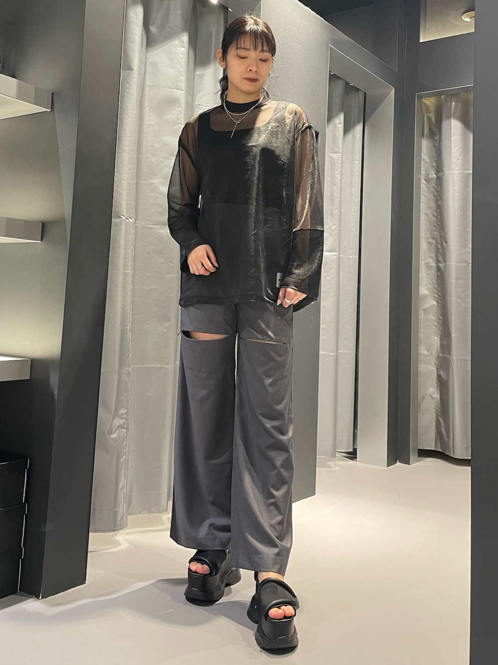 ブラック系のタンクトップ、ブラック系のTシャツ/カットソー、グレー系のその他パンツを着用したレディースの春コーディネートの1枚目の写真