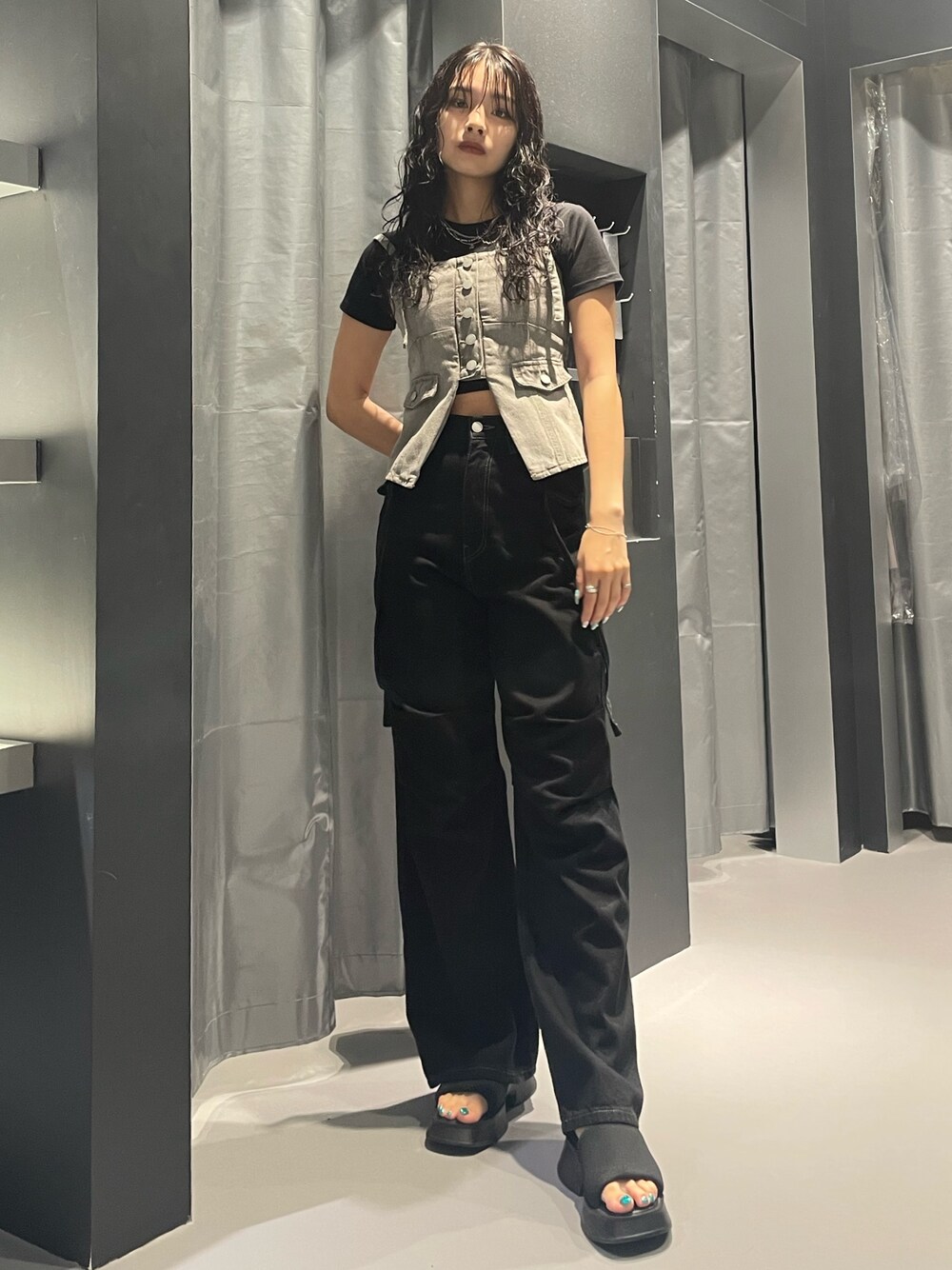 ブラック系のTシャツ/カットソー、グレー系のキャミソール、ブラック系のデニムパンツを着用したレディースの夏コーディネートの1枚目の写真