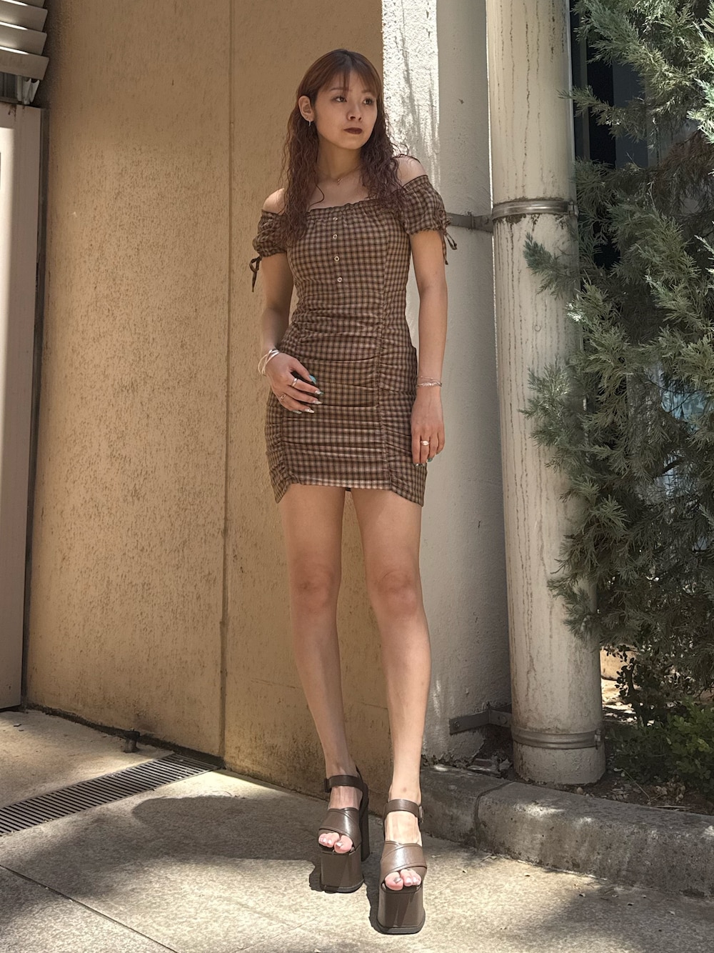 ベージュ系のワンピース、ブラウン系のサンダル、シルバー系のネックレスを着用したレディースの夏コーディネートの1枚目の写真