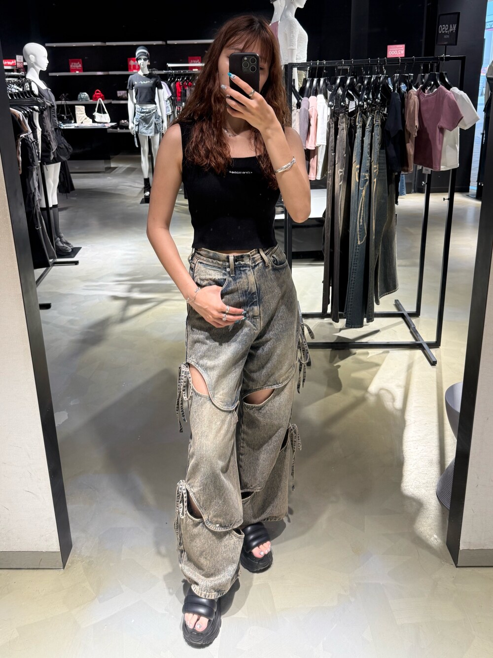 ブラック系のTシャツ/カットソー、ブルー系のデニムパンツ、ブラック系のサンダルを着用したレディースの夏コーディネートの1枚目の写真