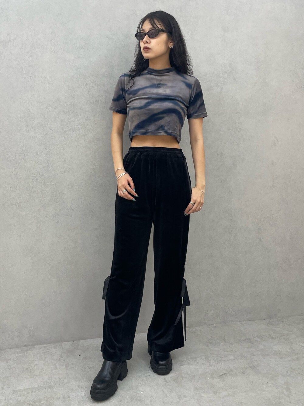 その他のTシャツ/カットソー、ブラック系のその他パンツ、ブラック系のブーツを着用したレディースの夏コーディネートの1枚目の写真