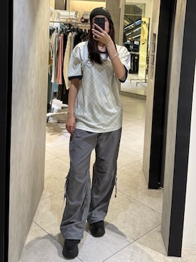 「EMODA（エモダ）のレザーパッチニットキャップ（ニットキャップ/ビーニー、ブラック系）」を使った、菅谷レイナさん（レディース・168cm）の春コーディネート