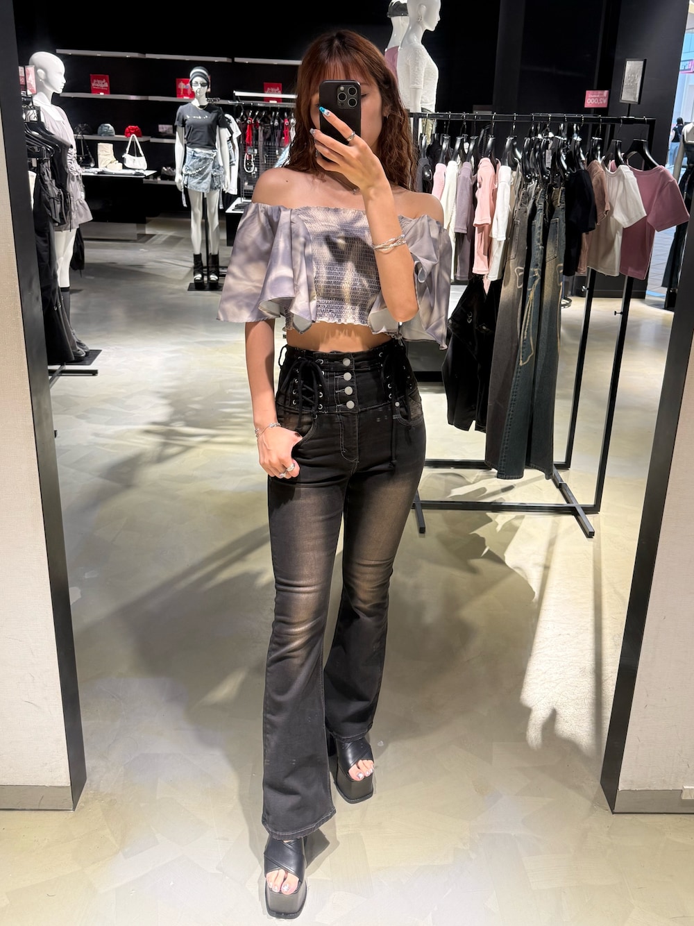 ベージュ系のTシャツ/カットソー、ブラック系のデニムパンツ、ブラック系のサンダルを着用したレディースの夏コーディネートの1枚目の写真