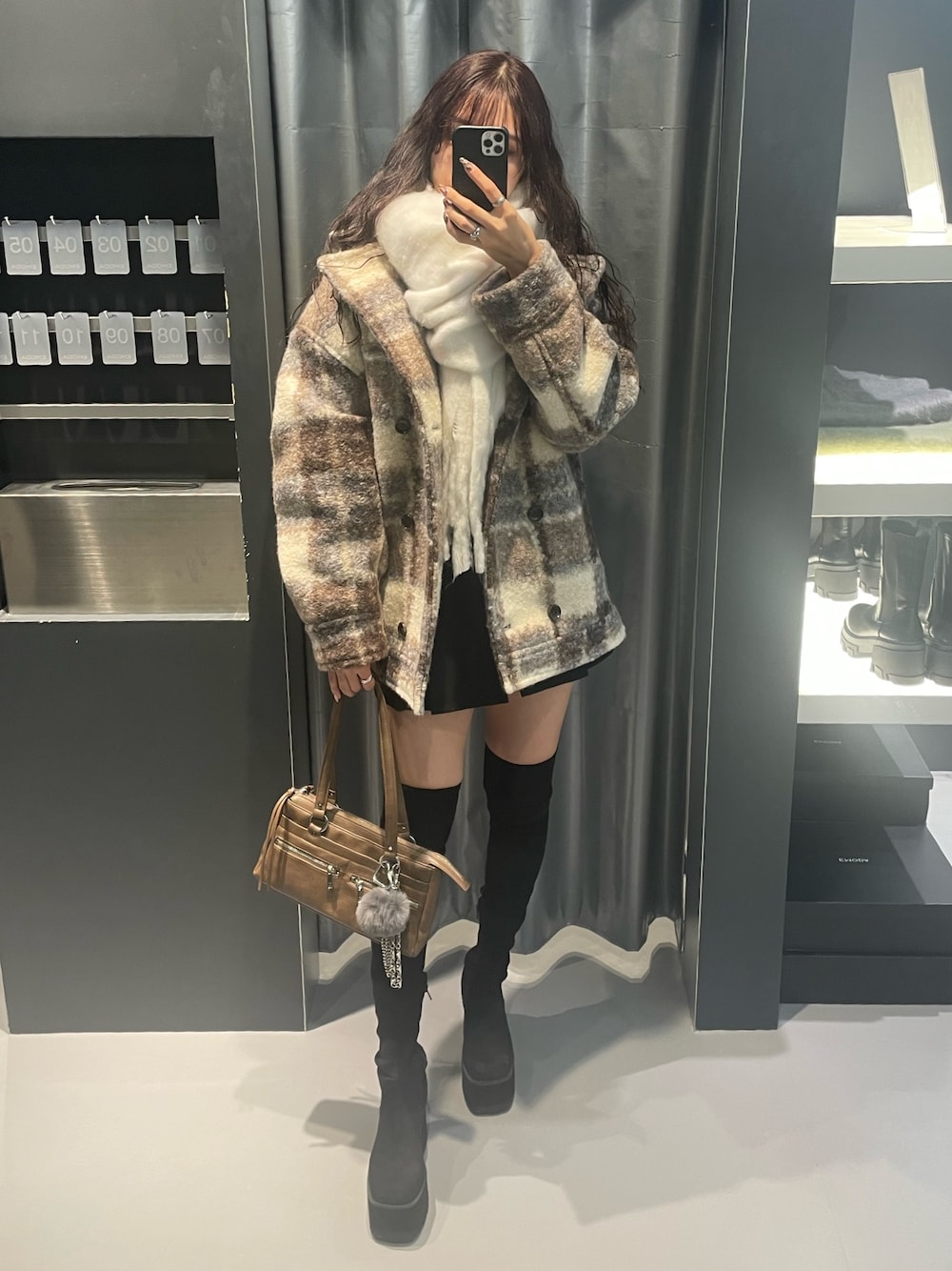 ブラック系のTシャツ/カットソー、その他のその他アウター、ブラック系のスカートを着用したレディースの冬コーディネートの1枚目の写真