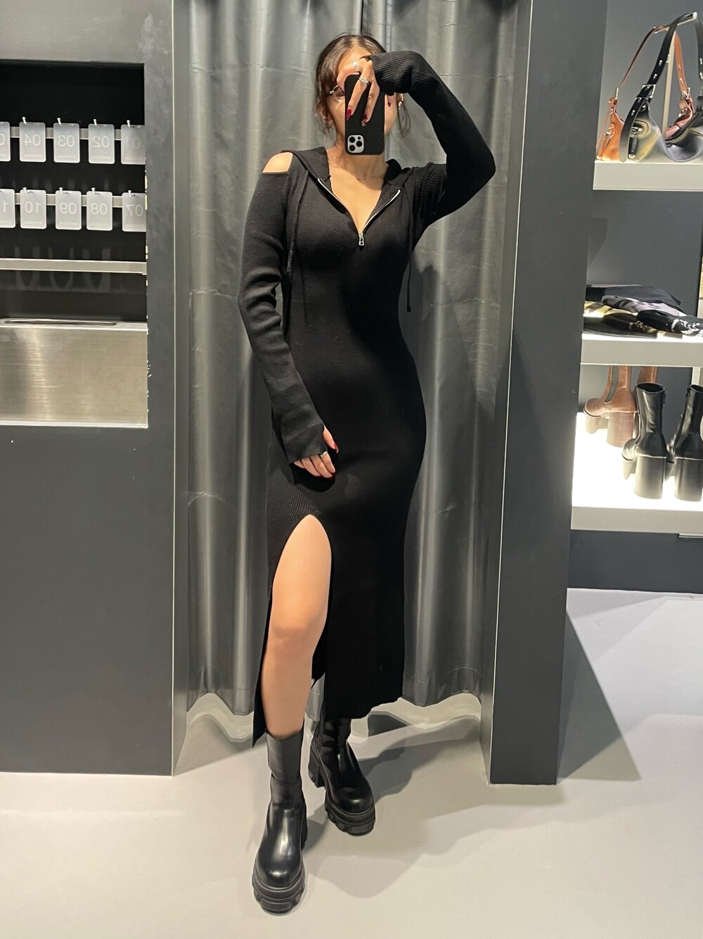 ブラック系のワンピース、ブラック系のブーツ、その他のサングラスを着用したレディースの秋コーディネートの1枚目の写真