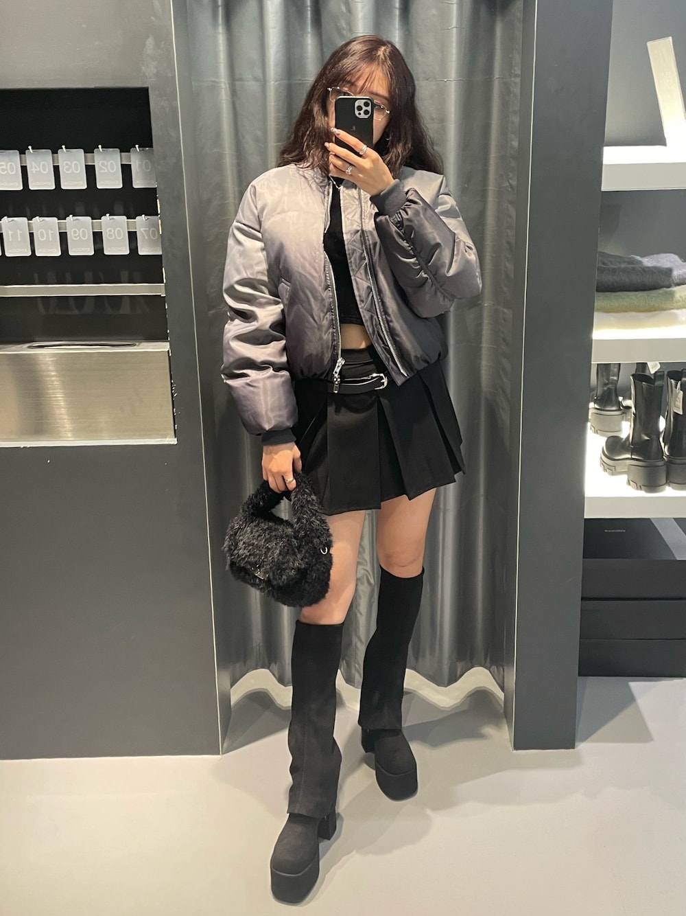 ブラック系のTシャツ/カットソー、グレー系のブルゾン、ブラック系のスカートを着用したレディースの冬コーディネートの1枚目の写真