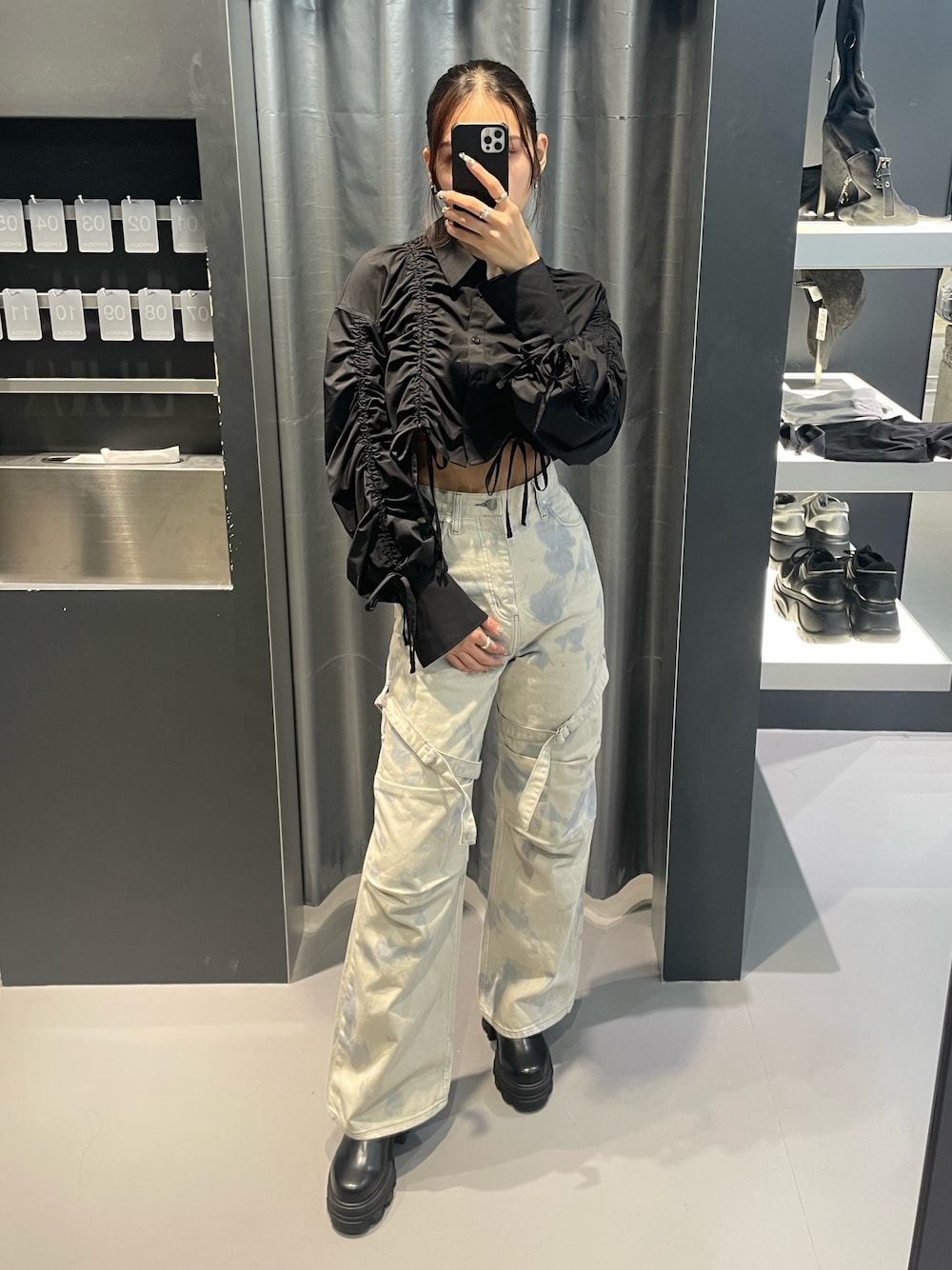 ブラック系のシャツ/ブラウス、ホワイト系のデニムパンツ、ブラック系のブーツを着用したレディースの春コーディネートの1枚目の写真