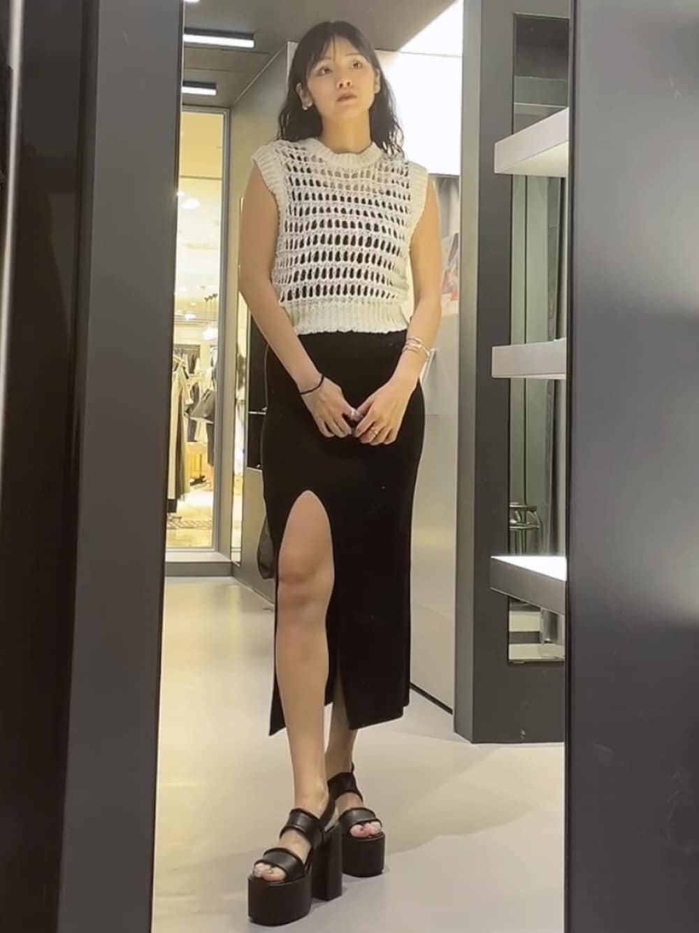 ホワイト系のタンクトップ、ブラック系のワンピース、ブラック系のサンダルを着用したレディースの夏コーディネートの1枚目の写真