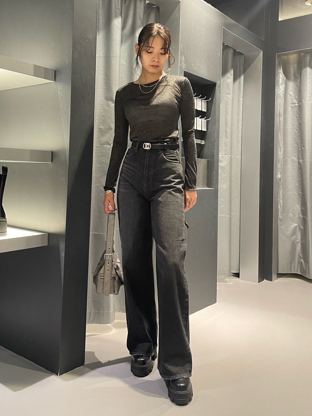 その他のTシャツ/カットソー、ブラック系のデニムパンツ、シルバー系のハンドバッグを着用したレディースの夏コーディネートの1枚目の写真