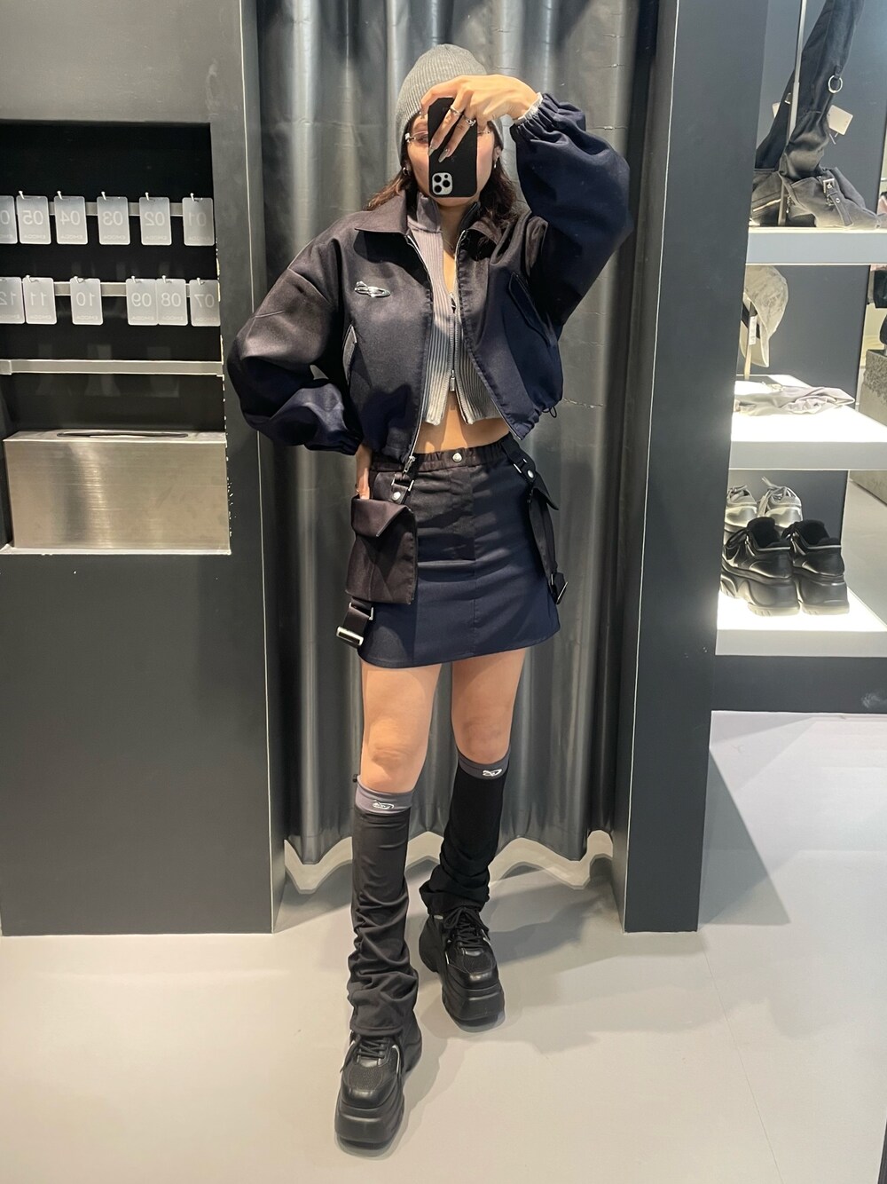 ブルー系のブルゾン、グレー系のニット/セーター、ブルー系のスカートを着用したレディースの冬コーディネートの1枚目の写真