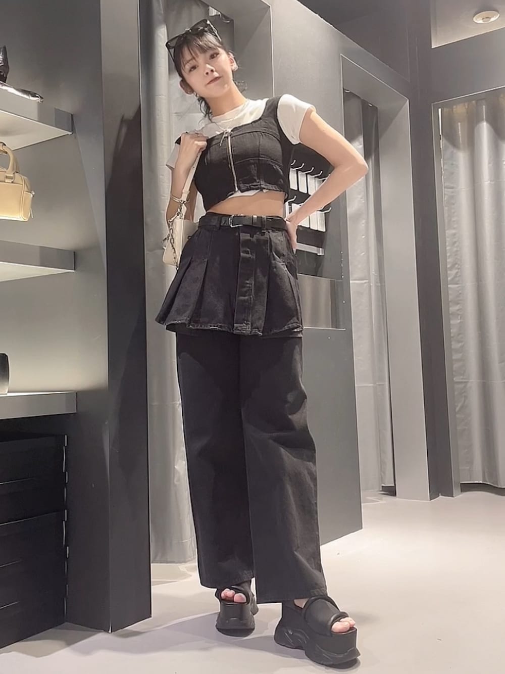 ブラック系のサンダル、ブラック系のデニムパンツ、ブラック系のデニムスカートを着用したレディースの春コーディネートの1枚目の写真